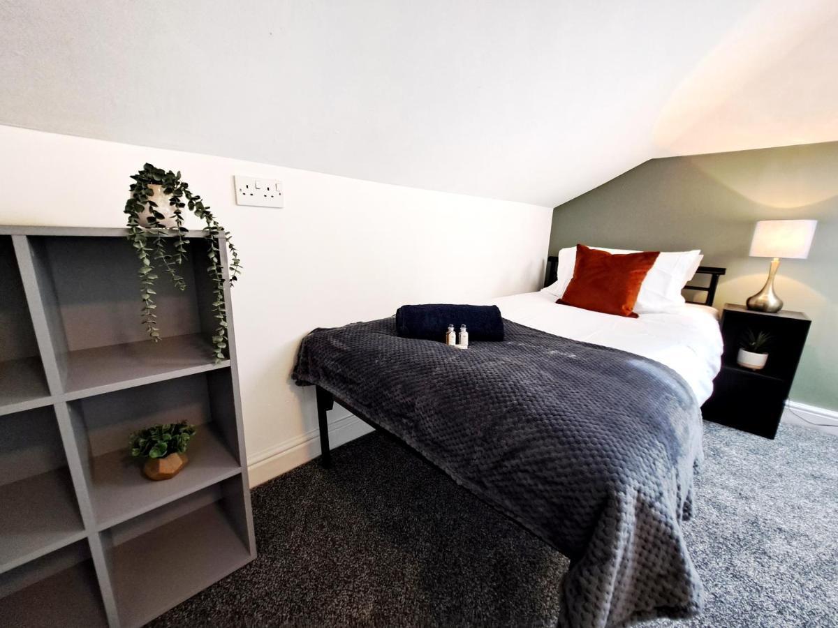 Bright 3 Bed Apartment With Terrace, Free Parking On Premises Watford  Exterior photo