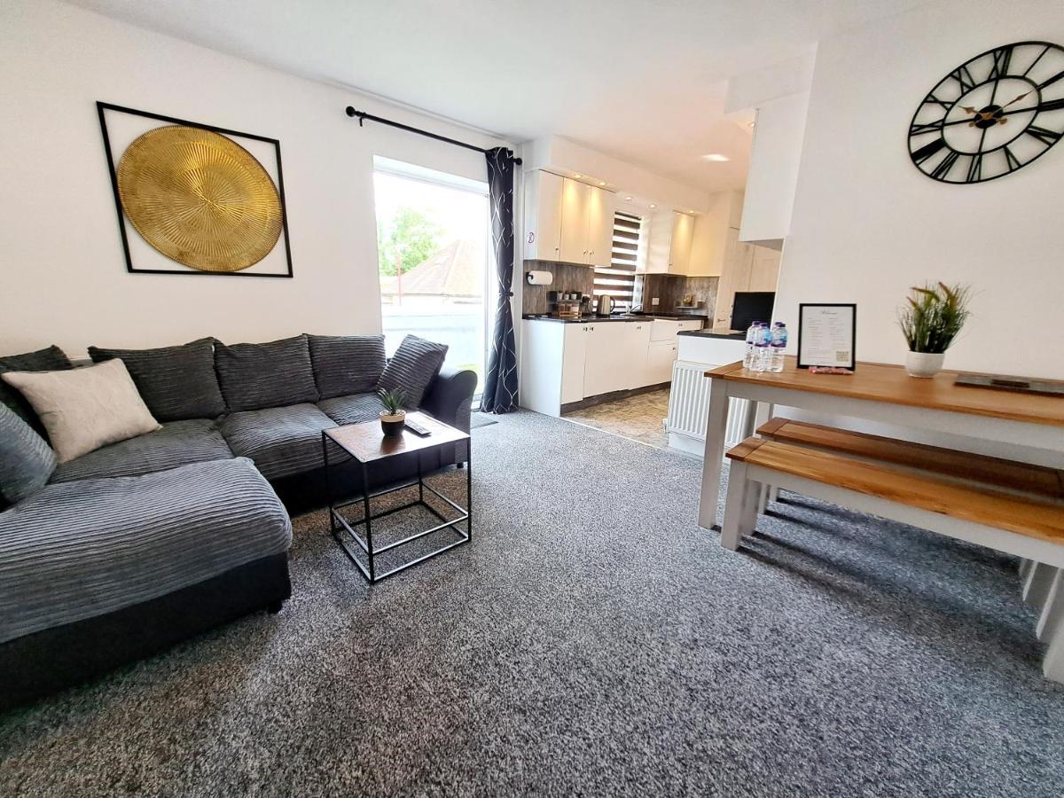 Bright 3 Bed Apartment With Terrace, Free Parking On Premises Watford  Exterior photo