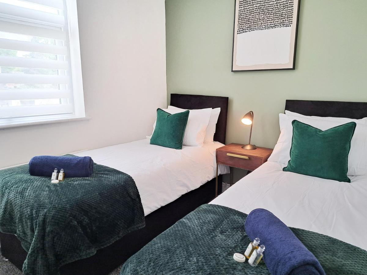 Bright 3 Bed Apartment With Terrace, Free Parking On Premises Watford  Exterior photo