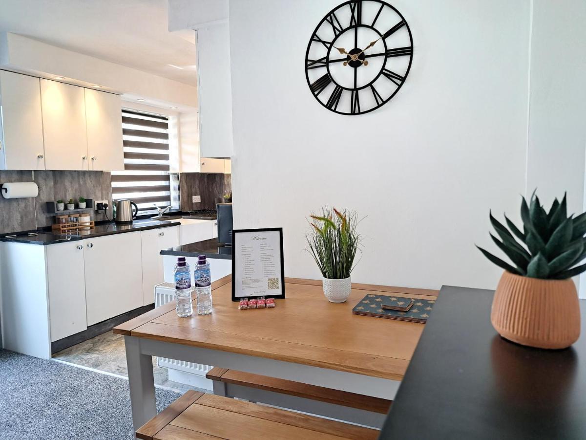 Bright 3 Bed Apartment With Terrace, Free Parking On Premises Watford  Exterior photo